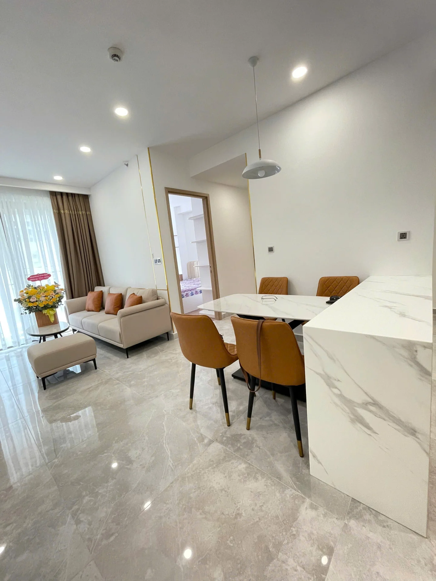 Cho Thuê MIDTOWN M8 Tầng 9 DT 81m 2 phòng full nội thất giá 1300usd/tháng