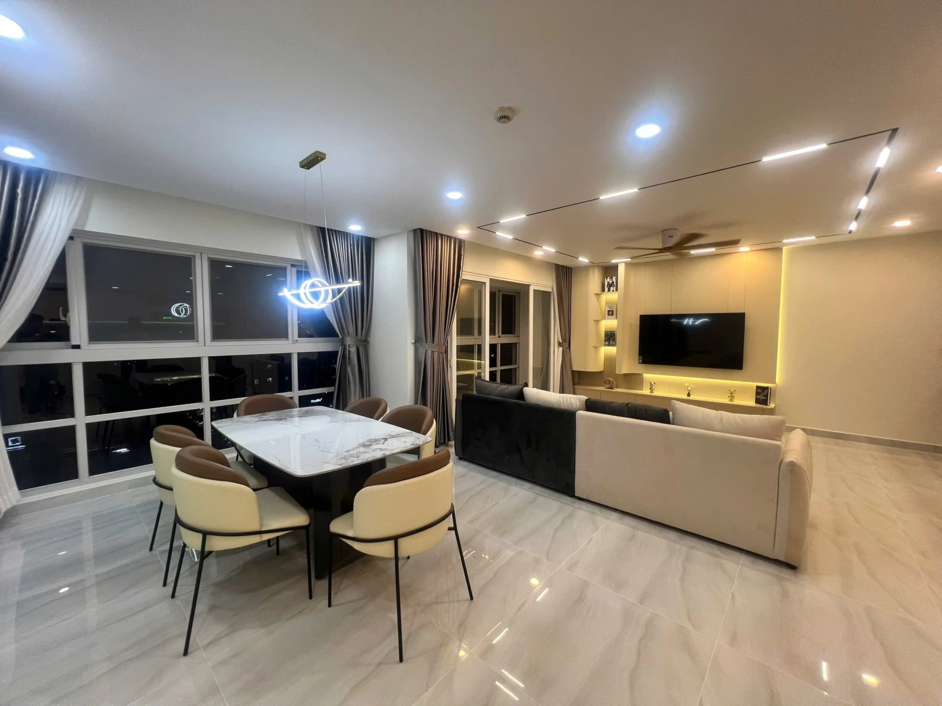 Bán căn hộ Happy Valley Block K Tầng 15 135m 3 phòng giá 10,5 tỷ