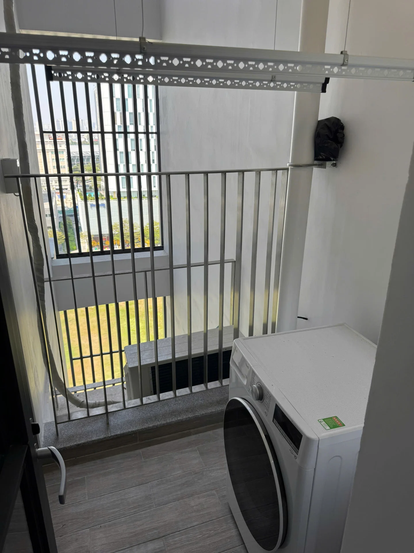 Cho thuê căn hộ Cardinal Court Block A Tầng 10 dt 76m 2 phòng giá 28 triệu