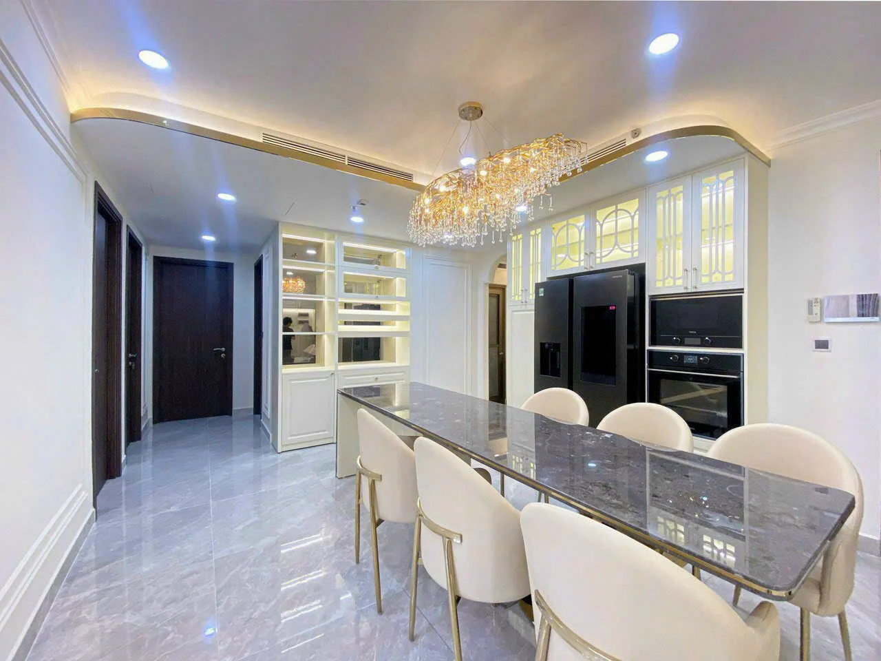 Cho thuê Midtown M8 Block D Tầng 14 dt 127m 3 phòng giá 2300usd