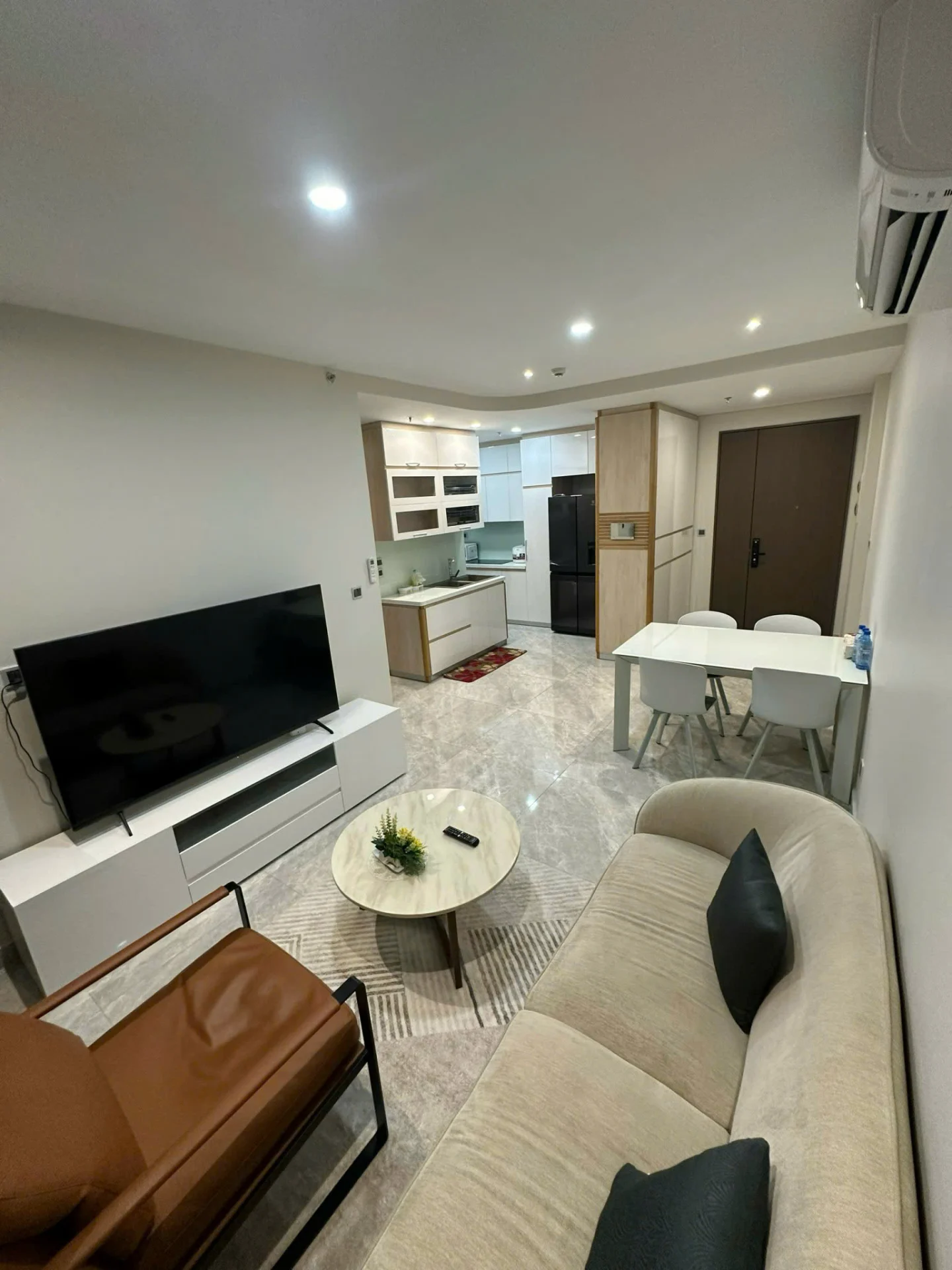 Cho thuê Midtown M8 Block D Tầng 18 dt 80m 2 phòng giá 28 triệu